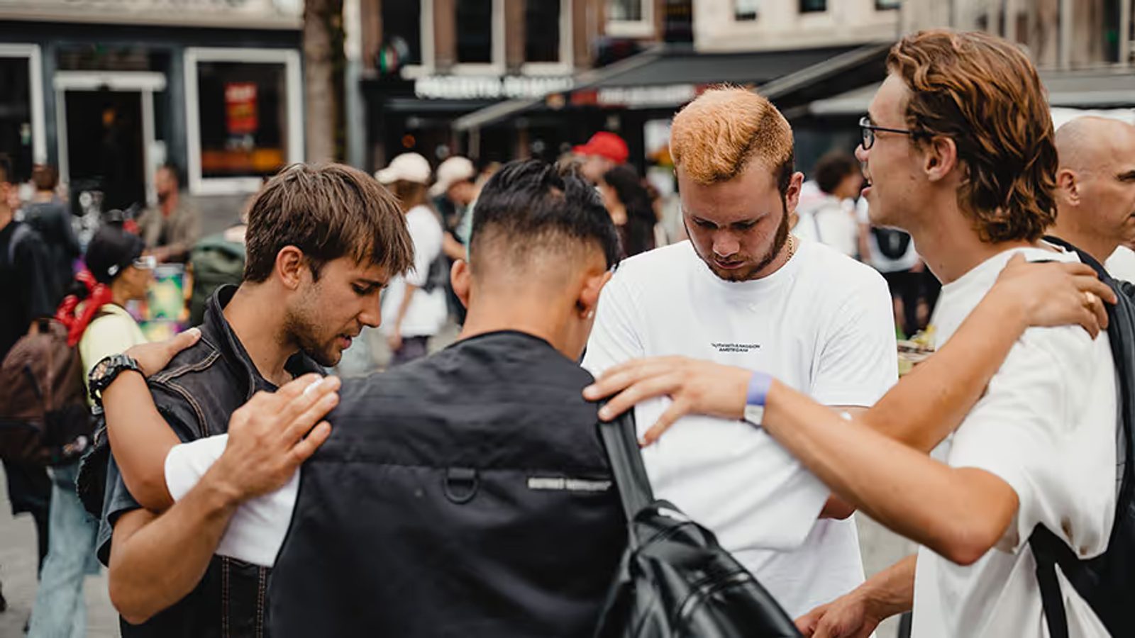 Young people praying together during a Steiger street outreach