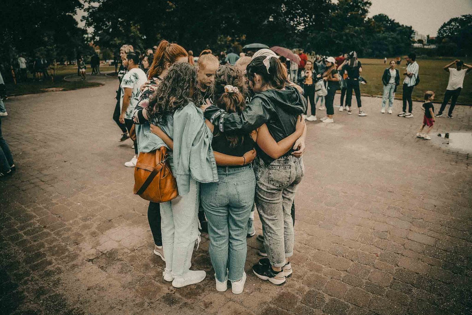 Steiger team praying with people on the street